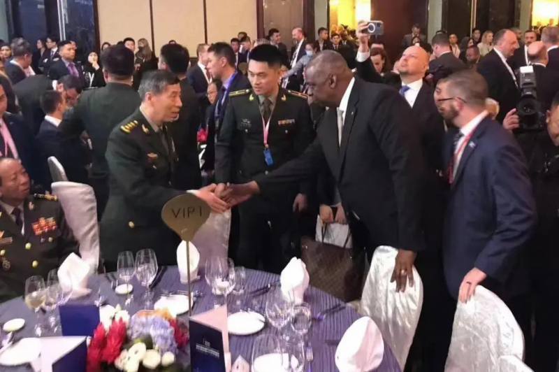 Bộ trưởng Quốc phòng Trung Quốc Lý Thượng Phúc và Bộ trưởng Quốc phòng Hoa Kỳ Lloyd Austin bắt tay trong một sự kiện bên lề Đối thoại Shangri-La. Nguồn: New York Post