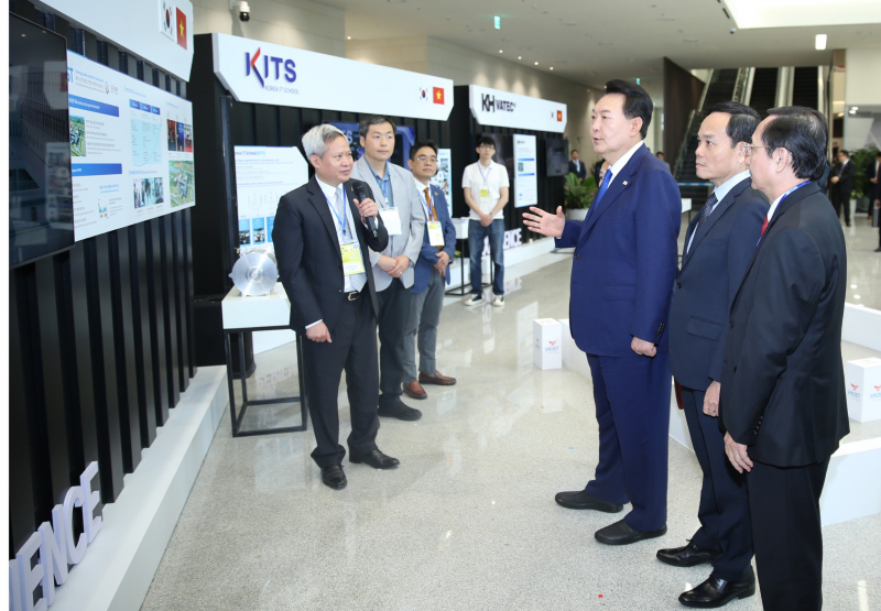 Tổng thống Hàn Quốc thăm Trung tâm R&D của Samsung tại Hà Nội 