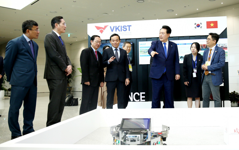 Tổng thống Hàn Quốc thăm Trung tâm R&D của Samsung tại Hà Nội 