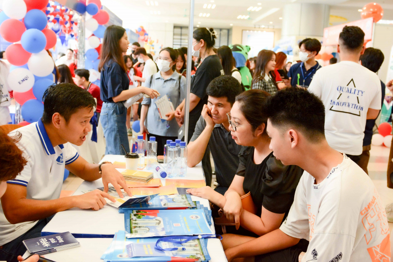 Hàng nghìn học sinh tham gia ngày hội tư vấn tuyển sinh NEU OPEN DAY năm 2023