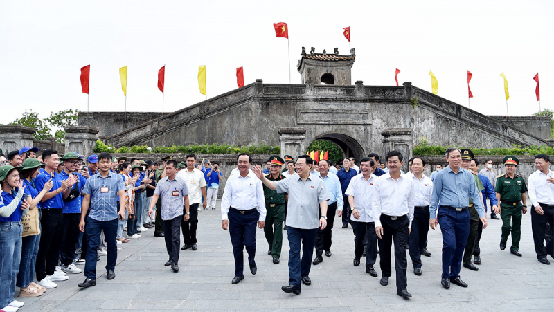 Chủ tịch Quốc hội Vương Đình Huệ dâng hương tưởng nhớ các anh hùng liệt sĩ tại tỉnh Quảng Trị -2