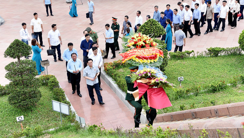 Chủ tịch Quốc hội Vương Đình Huệ dâng hương tưởng nhớ các anh hùng liệt sĩ tại tỉnh Quảng Trị -3