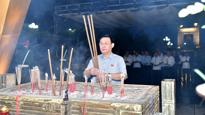 Chủ tịch Quốc hội Vương Đình Huệ dâng hương tưởng nhớ các anh hùng liệt sĩ tại tỉnh Quảng Trị -1