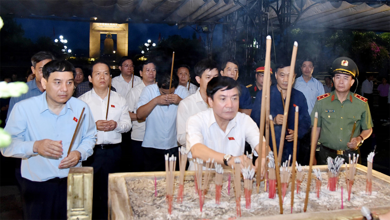 Chủ tịch Quốc hội Vương Đình Huệ dâng hương tưởng nhớ các anh hùng liệt sĩ tại tỉnh Quảng Trị -0