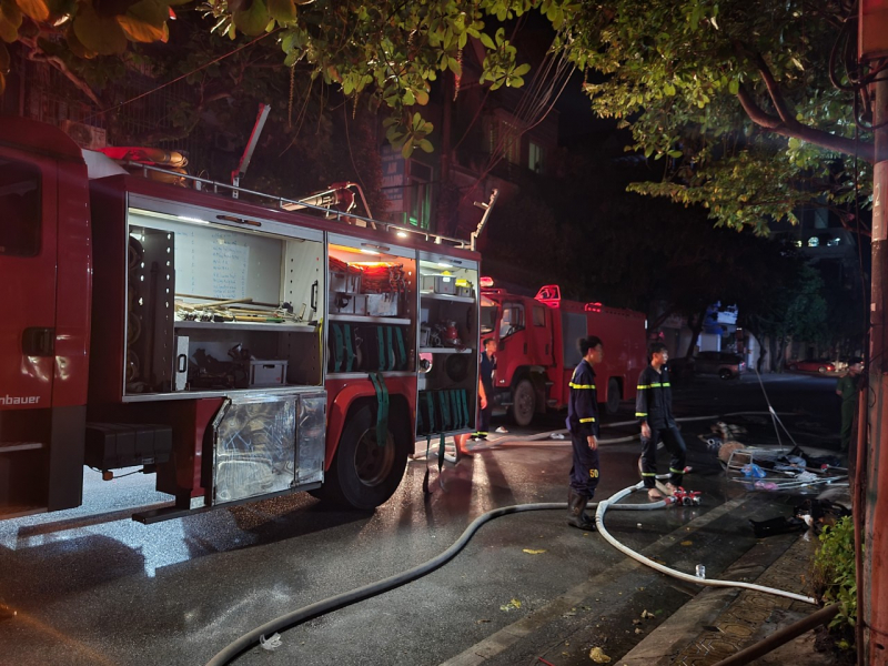 Hà Nam: Giải cứu 6 người mắc kẹt trong đám cháy -0