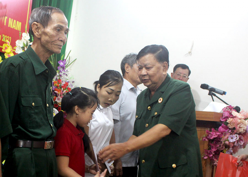 Điện Biên: Trao quà tặng nạn nhân chất độc da cam -0