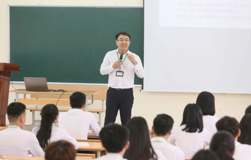 Không tăng học phí trong năm học này: Trường đại học loay hoay bài toán giữ chân giảng viên -0