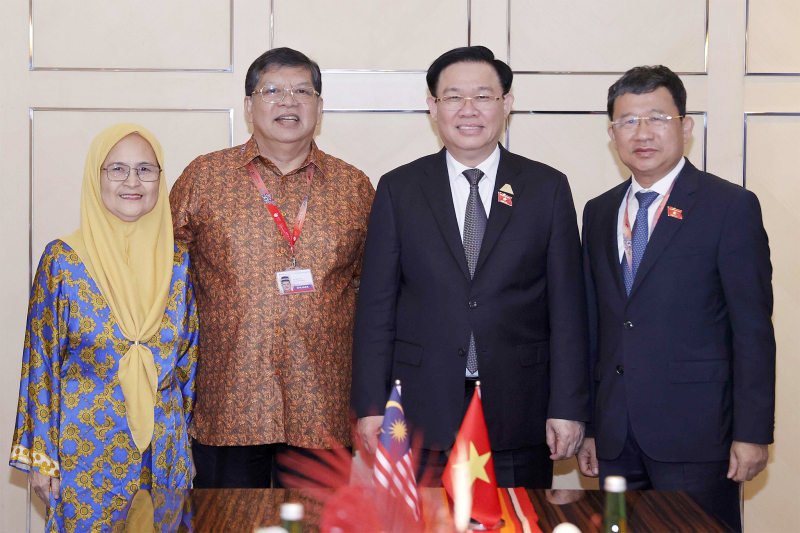 Chủ tịch Quốc hội Vương Đình Huệ gặp Chủ tịch Hạ viện Malaysia -1