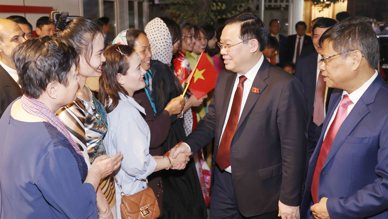 Chủ tịch Quốc hội Vương Đình Huệ thăm Đại sứ quán, cộng đồng người Việt tại Iran -7