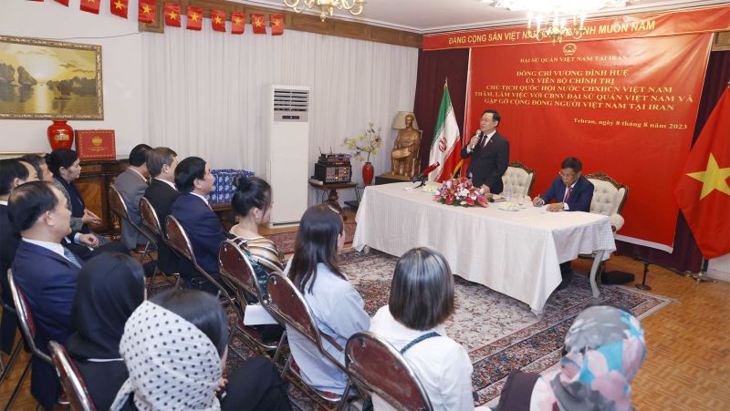 Chủ tịch Quốc hội Vương Đình Huệ thăm Đại sứ quán, cộng đồng người Việt tại Iran -1