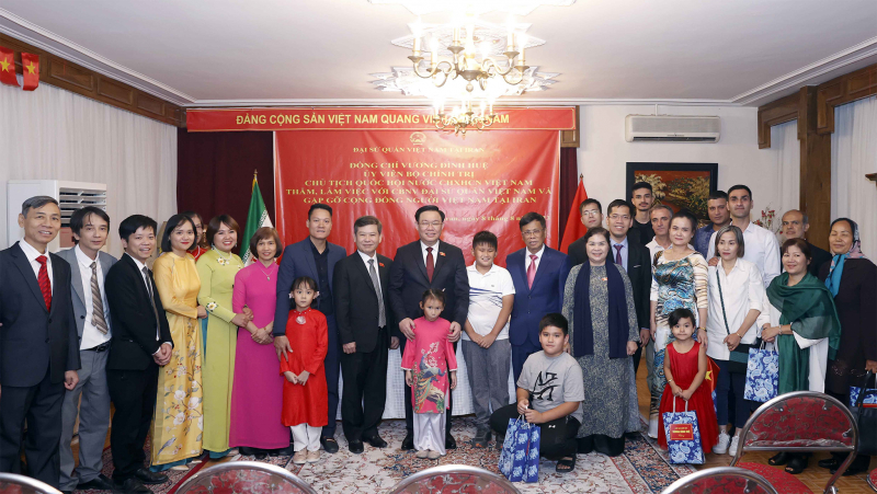 Chủ tịch Quốc hội Vương Đình Huệ thăm Đại sứ quán, cộng đồng người Việt tại Iran -6