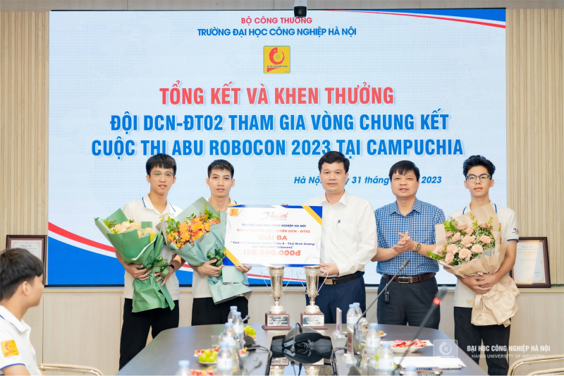 Trường Đại học Công nghiệp Hà Nội khen thưởng 200 triệu đồng đội tuyển Robocon DCN-ĐT02 -0