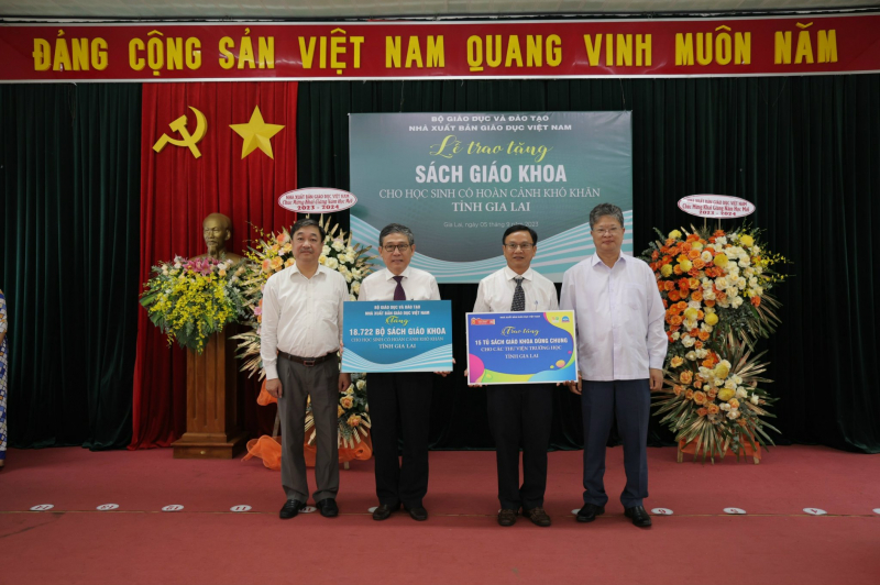 Nhà xuất bản Giáo dục Việt Nam tặng sách giáo khoa cho học sinh có hoàn cảnh khó khăn và tặng tủ sách giáo khoa dùng chung cho các thư viện trường học -0