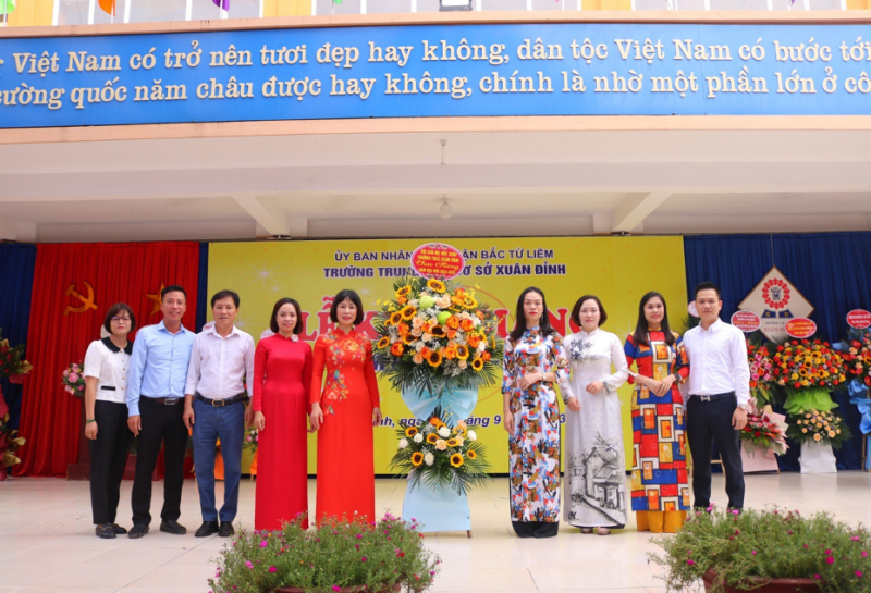 Hà Nội: Trường THCS Xuân Đỉnh hân hoan đón chào năm học mới  -4