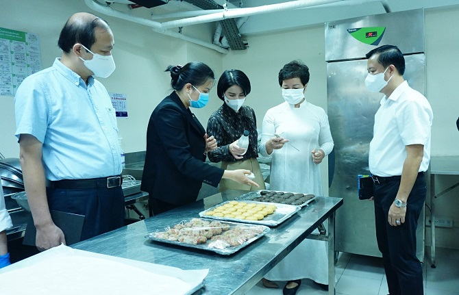 Sở Y tế Hà Nội kiểm tra công tác đảm bảo an toàn vệ sinh thực phẩm bánh trung thu tại khách sạn -0