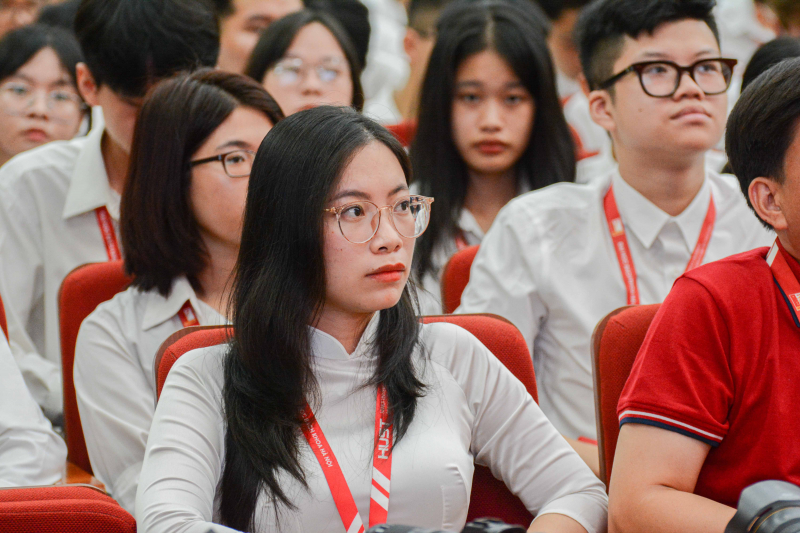 Hơn 8000 tân sinh viên Đại học Bách Khoa Hà Nội náo nức đi khai giảng  -1