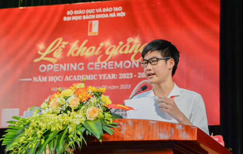 Hơn 8000 tân sinh viên Đại học Bách Khoa Hà Nội náo nức đi khai giảng  -0