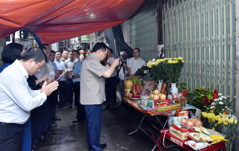 Chủ tịch Quốc hội Vương Đình Huệ thắp hương tưởng niệm các nạn nhân vụ hoả hoạn tại chung cư mini quận Thanh Xuân, Hà Nội -5