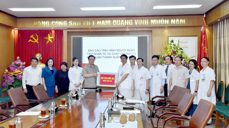 Chủ tịch Quốc hội Vương Đình Huệ thắp hương tưởng niệm các nạn nhân vụ hoả hoạn tại chung cư mini quận Thanh Xuân, Hà Nội -2