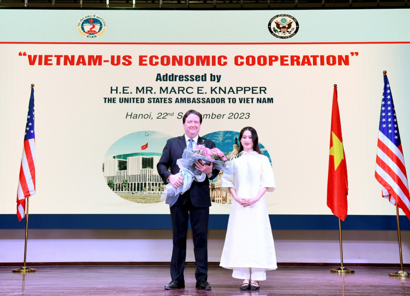 Đại sứ Hoa Kỳ tại Việt Nam trò chuyện với giảng viên, sinh viên Trường ĐH Kinh tế Quốc dân -0