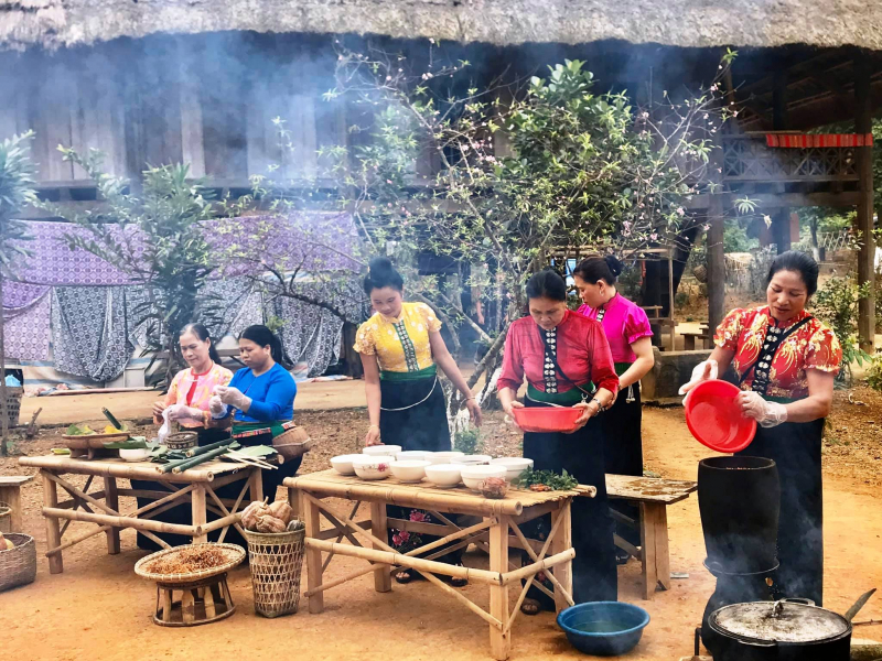 Hoạt động khám phá ẩm thực dân tộc tại Làng Văn hóa - Du lịch các dân tộc Việt Nam. Ảnh: Thúy Nga
