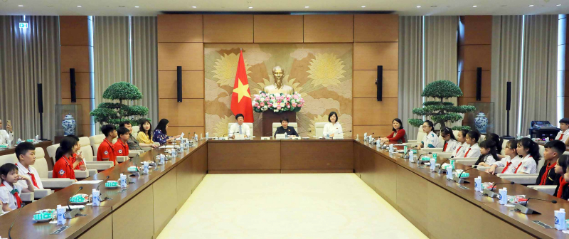 Chủ nhiệm Ủy ban Xã hội Nguyễn Thúy Anh gặp mặt trẻ em có hoàn cảnh khó khăn