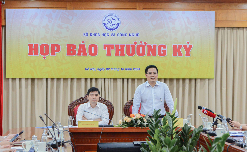 Vụ trưởng Nguyễn Phú Hùng: 