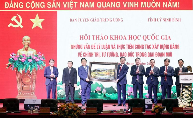 Tỉnh ủy, HĐND, UBND, Ủy ban MTTQ Việt Nam tỉnh Ninh Bình trao tặng Ban Tuyên giáo Trung ương bức tranh phong cảnh Ninh Bình