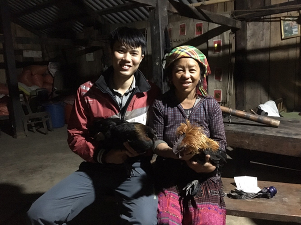 Nguyễn Thanh Bình mất nhiều ngày lặn lội lên các bản xa xôi của Yên Bái để tìm mua giống gà Mông thuần chủng. Ảnh: NVCC