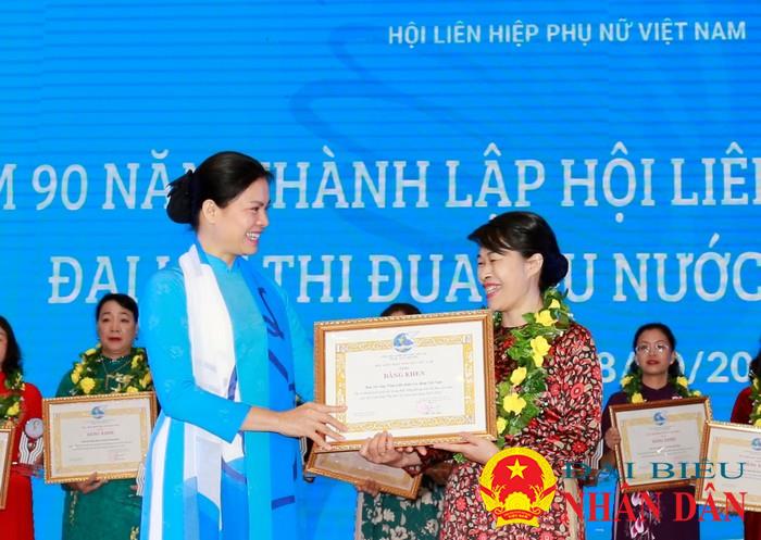 Chủ tịch Hội LHPN Việt Nam Hà Thị Nga trao bằng khen của Trung ương Hội cho đại diện Ban Nữ công Tổng LĐLĐ Việt Nam