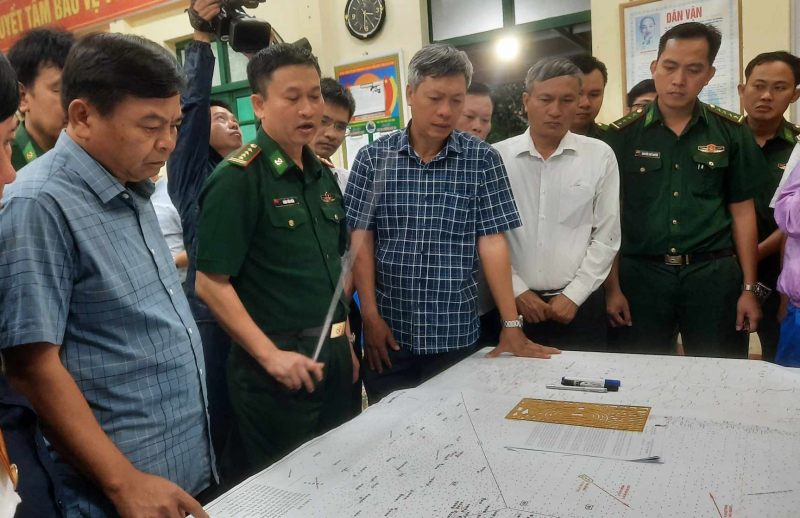   Lực lượng chức năng tỉnh Quảng Nam đang tranh thủ ngày đêm tìm kiếm 13 ngư dân mất tích trên biển. Ảnh: T. Tài