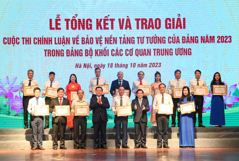 Trưởng Ban Tuyên giáo Trung ương Nguyễn Trọng Nghĩa và Bí thư Đảng ủy Khối các cơ quan Trung ương Nguyễn Văn Thể trao giải cho các tập thể có thành tích xuất sắc