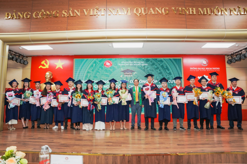 Trường Đại học Ngoại thương trao bằng cho 420 tân thạc sĩ, 22 tân tiến sĩ -3