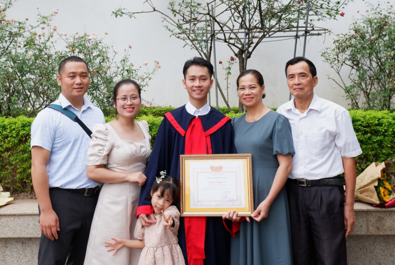 Chàng tân kỹ sư tri ân tới mẹ, anh trai và gia đình trong ngày lễ tốt nghiệp -0