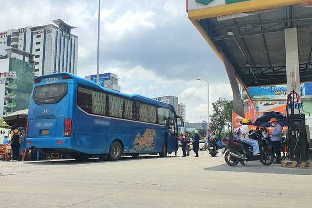 TP. Hồ Chí Minh: Chấn chỉnh tình trạng đón trả khách sai quy định tại các cửa hàng xăng dầu -0