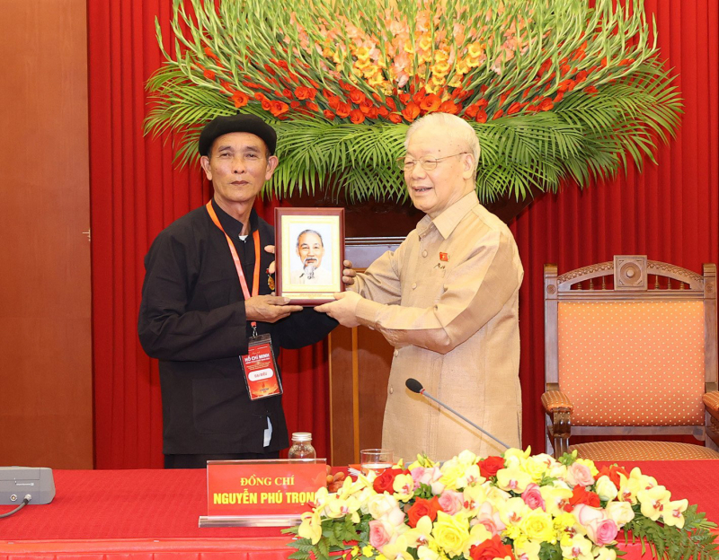 Tổng Bí thư Nguyễn Phú Trọng gặp mặt đại biểu điển hình tiêu biểu toàn quốc học tập và làm theo tư tưởng, đạo đức, phong cách Hồ Chí Minh -4