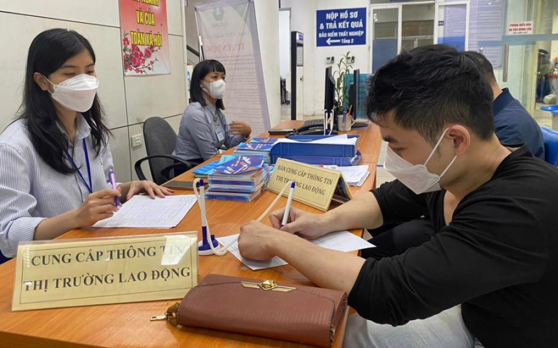 Tư vấn việc làm cho lao động trẻ tại sàn việc làm Hà Nội. (nguồn ITN)