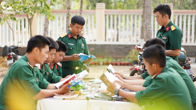 Cán bộ, chiến sĩ Trung đoàn Minh Đạm - Bộ CHQS tỉnh Bà Rịa - Vũng Tàu đọc sách tại 