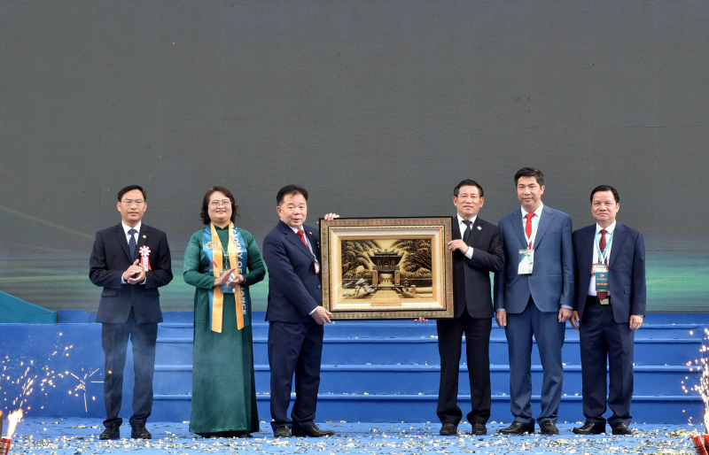 Chủ tịch Quốc hội Vương Đình Huệ dự Lễ kỷ niệm 60 năm thành lập Học viện Tài chính -0