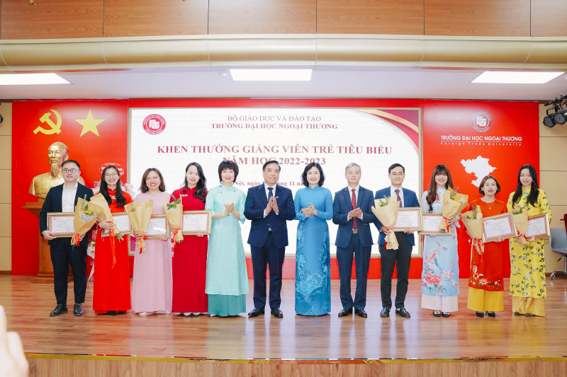 1.000 giảng viên, sinh viên Trường ĐH Ngoại thương cùng hoà ca nhân Ngày Nhà giáo Việt Nam
 -0