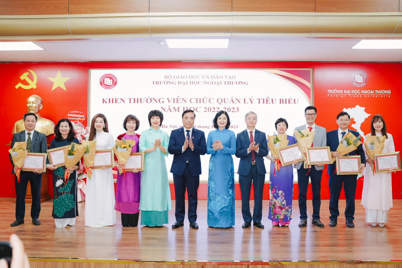 1.000 giảng viên, sinh viên Trường ĐH Ngoại thương cùng hoà ca nhân Ngày Nhà giáo Việt Nam
 -1