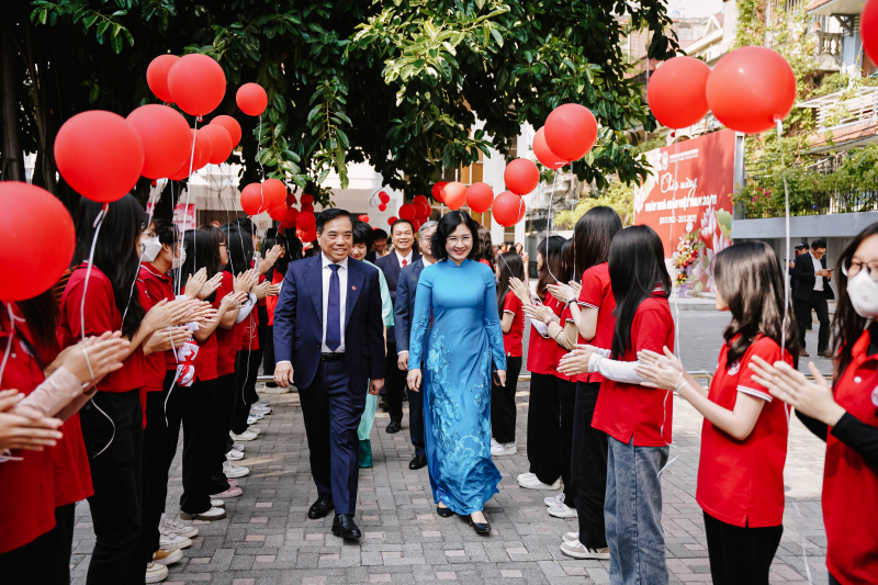 1.000 giảng viên, sinh viên Trường ĐH Ngoại thương cùng hoà ca nhân Ngày Nhà giáo Việt Nam
 -0