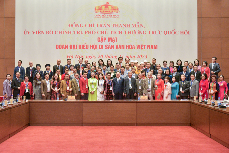 Phó Chủ tịch Thường trực Quốc hội Trần Thanh Mẫn chụp ảnh lưu niệm cùng Đoàn đại biểu Hội Di sản văn hóa Việt Nam 