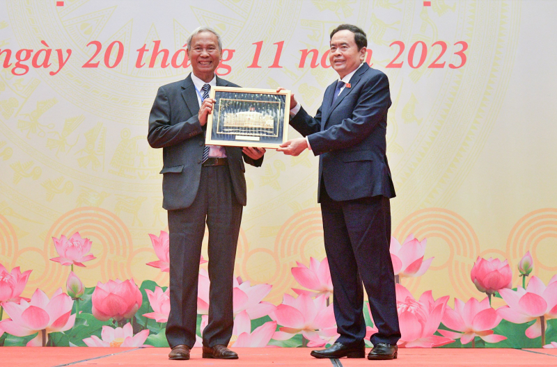 Phó Chủ tịch Thường trực Quốc hội Trần Thanh Mẫn trao quà lưu niệm tặng Hội Di sản văn hóa Việt Nam