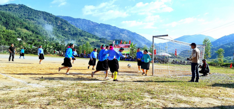 Giải bóng đá nữ các xã của huyện Bình Liêu được tổ chức hằng năm thu hút đông đảo người dân và du khách đến cổ vũ. Nguồn: ITN 