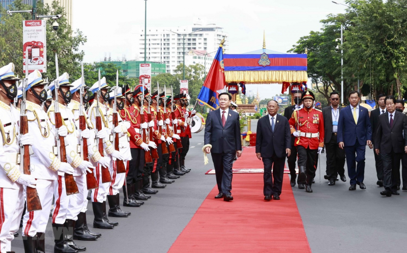 Chủ tịch Quốc hội Vương Đình Huệ cùng duyệt đội danh dự với Chủ tịch Quốc hội Campuchia Samdech Heng Samrin trong chuyến thăm chính thức Campuchia năm 2022