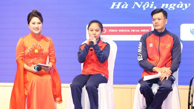 Vận động viên bơi lội Lê Tiến Đạt và Vận động viên cờ vua Nguyễn Thị Hồng chia sẻ tại Diễn đàn lắng nghe tiếng nói của người khuyết tật 2023, diễn ra ngày 29.11 (Đức Hiệp)