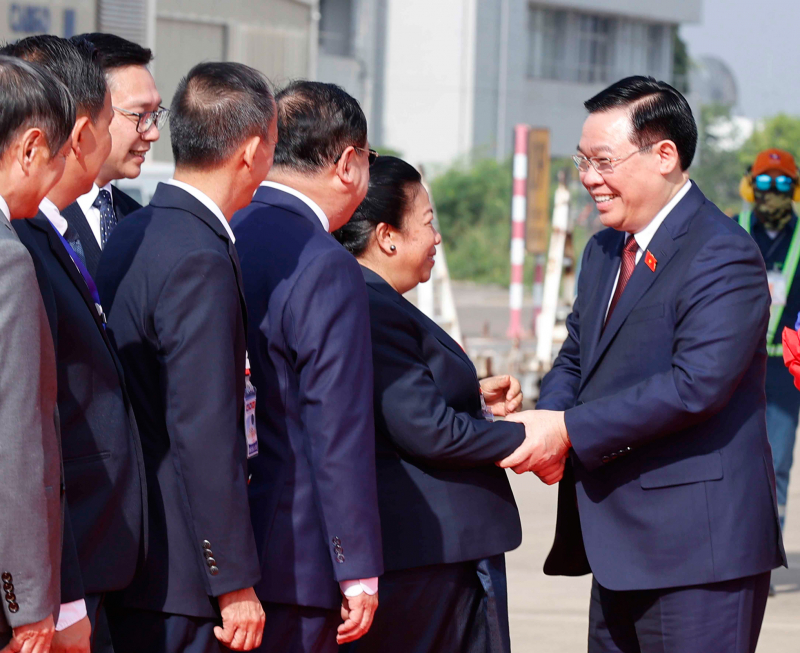 Chủ tịch Quốc hội Vương Đình Huệ đến Vientiane, bắt đầu tham dự Hội nghị cấp cao Quốc hội CLV, thăm và làm việc tại Lào