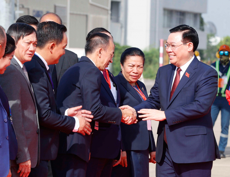 Chủ tịch Quốc hội Vương Đình Huệ đến Vientiane, bắt đầu tham dự Hội nghị cấp cao Quốc hội CLV, thăm và làm việc tại Lào -0