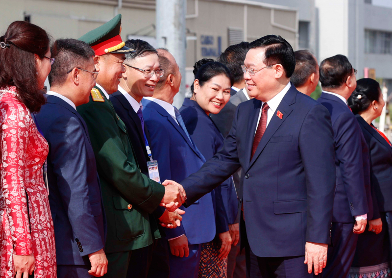 Chủ tịch Quốc hội Vương Đình Huệ đến Vientiane, bắt đầu tham dự Hội nghị cấp cao Quốc hội CLV, thăm và làm việc tại Lào -0